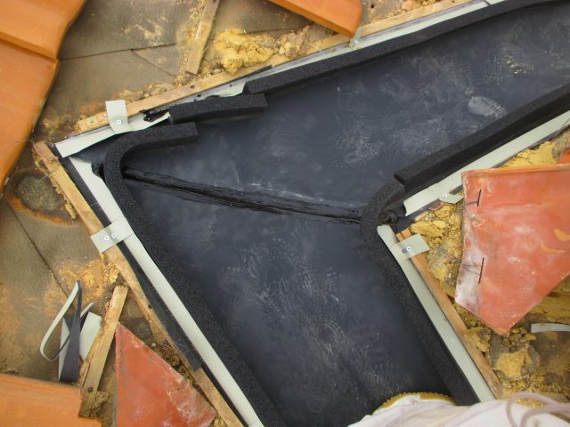 明石市で新しい谷板金の施工中